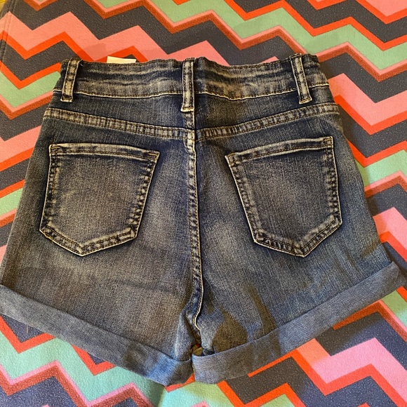 New never worn only tried on cute shorts - Picture 2 of 2